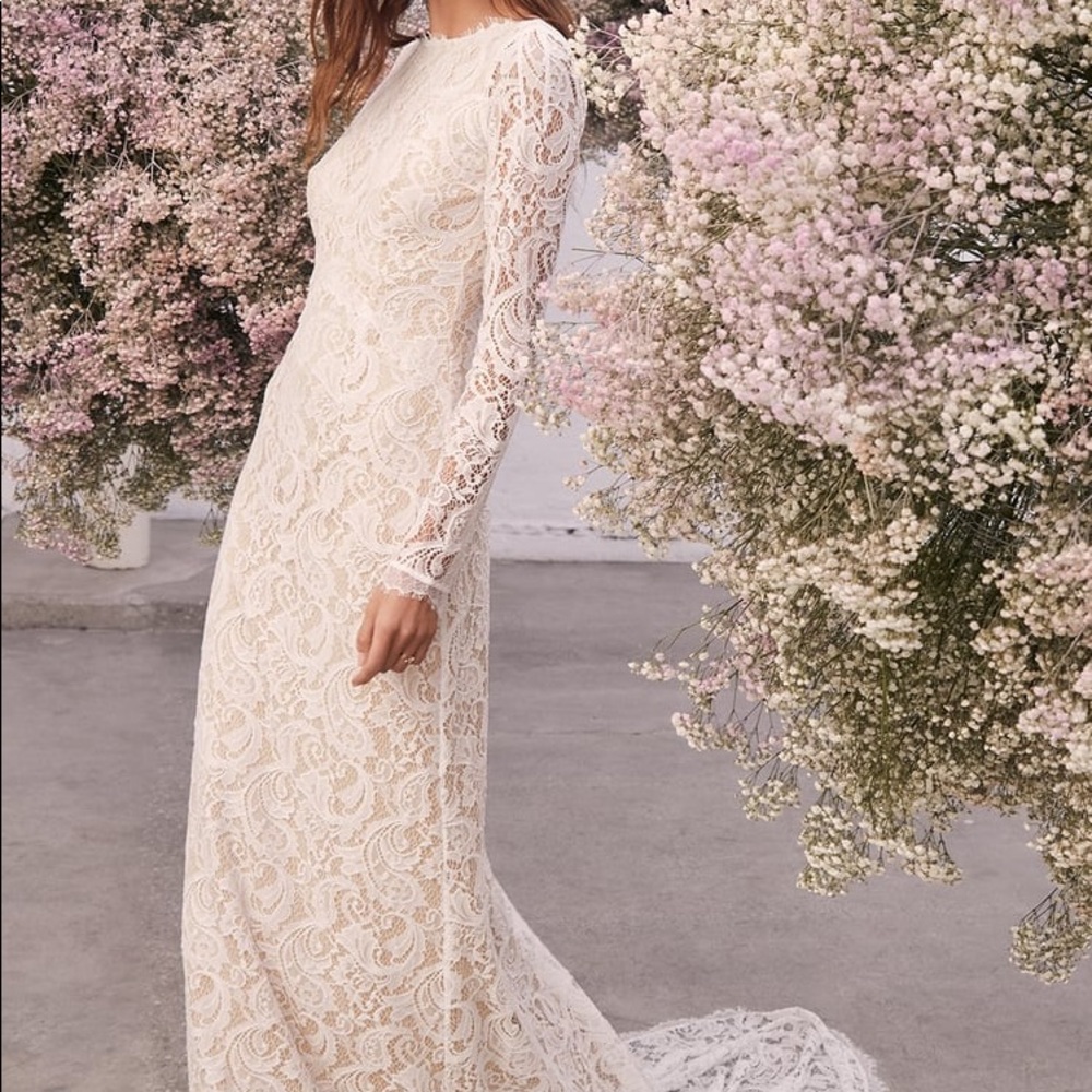 Gorgeous!! V back, sm train. New with tags.